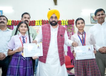 मुख्यमंत्री भगवंत सिंह मानने आदमपुर के स्कूल ऑफ एमिनेंस में विद्यार्थियों से की मुलाकात