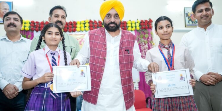 मुख्यमंत्री भगवंत सिंह मानने आदमपुर के स्कूल ऑफ एमिनेंस में विद्यार्थियों से की मुलाकात