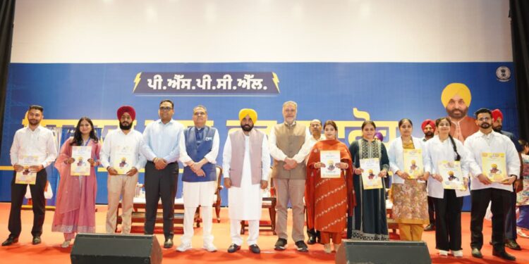 पंजाब में ‘मिशन रोजगार’ के तहत 818 युवाओं को नियुक्ति पत्र, चार साल में 65 हजार से ज्यादा सरकारी नौकरियां: भगवंत मान