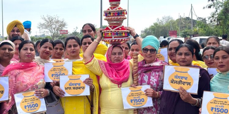 पंजाब सरकार के महिला वित्तीय सहायता के ऐलान से खुशी की लहर; पंजाब भर में महिलाओं ने जागो निकालकर मनाई खुशी