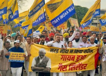 नरेंद्र मोदी ने किया सरेंडर — गायब हुआ गैस सिलेंडर! स्मृति ईरानी का ‘सिलेंडर डांस’ अब कहां गया? चंडीगढ़ के सेक्टर-17 में आप का मोदी सरकार की लूट के खिलाफ उग्र प्रदर्शन