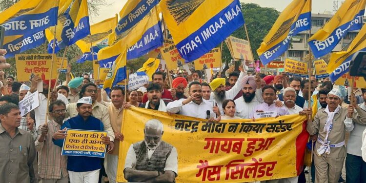 नरेंद्र मोदी ने किया सरेंडर — गायब हुआ गैस सिलेंडर! स्मृति ईरानी का ‘सिलेंडर डांस’ अब कहां गया? चंडीगढ़ के सेक्टर-17 में आप का मोदी सरकार की लूट के खिलाफ उग्र प्रदर्शन