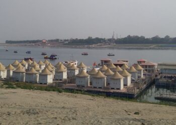 प्रयागराज रेलवे स्टेशन पर साहित्यिक दुर्घटना ! सरकारी व्यवस्था की लापरवाही