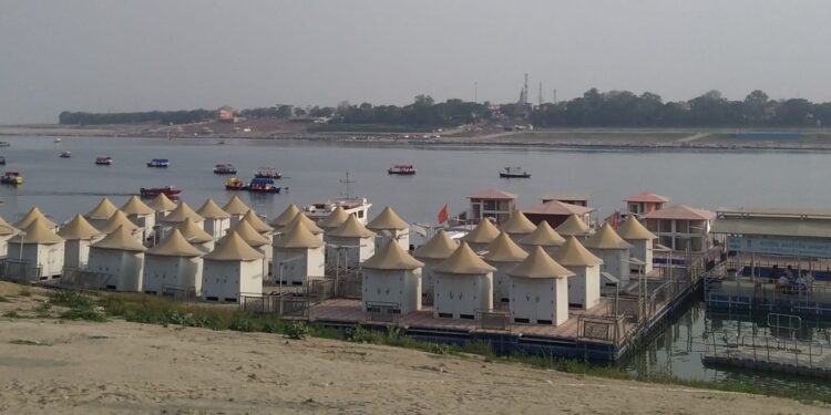 प्रयागराज रेलवे स्टेशन पर साहित्यिक दुर्घटना ! सरकारी व्यवस्था की लापरवाही