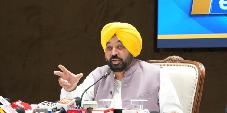 आयुष्मान भारत योजना में शर्तें लागू, जबकि ‘आप’ सरकार की मुख्यमंत्री सेहत योजना बिना किसी पाबंदी के 10 लाख रुपए तक के कैशलेस इलाज की गारंटी देती है, फर्क इरादे में है: मुख्यमंत्री भगवंत सिंह मान