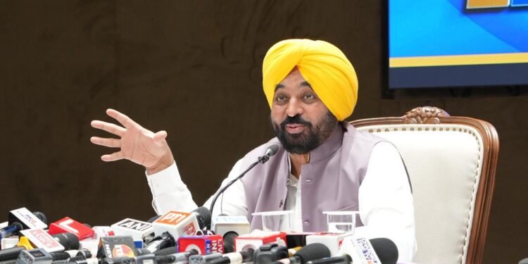 आयुष्मान भारत योजना में शर्तें लागू, जबकि ‘आप’ सरकार की मुख्यमंत्री सेहत योजना बिना किसी पाबंदी के 10 लाख रुपए तक के कैशलेस इलाज की गारंटी देती है, फर्क इरादे में है: मुख्यमंत्री भगवंत सिंह मान