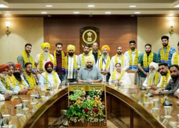 कांग्रेस, अकाली दल और भाजपा को बड़ा झटका, दर्जनों जमीनी स्तर नेता आप में हुए शामिल