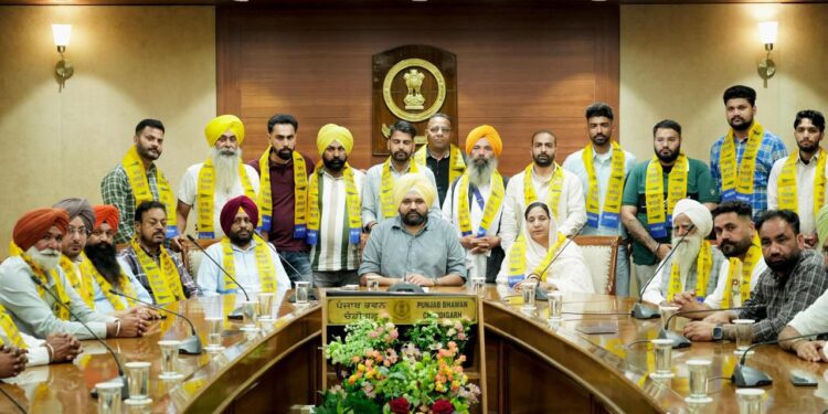 कांग्रेस, अकाली दल और भाजपा को बड़ा झटका, दर्जनों जमीनी स्तर नेता आप में हुए शामिल