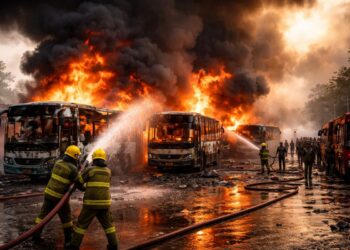 नोएडा फैक्ट्री में भीषण आग, 240 कर्मचारी थे अंदर; 26 झुलसे, दमकल की 25 गाड़ियों ने पाया काबू