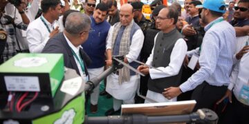 Krishi Viman: MP के उन्नत कृषि महोत्सव में छा गया हाइड्रोजन से उड़ने वाला ड्रोन, राजनाथ सिंह ने की तारीफ,  बिना बैटरी और पेट्रोल के करेगा सटीक छिड़काव