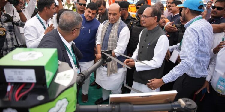 Krishi Viman: MP के उन्नत कृषि महोत्सव में छा गया हाइड्रोजन से उड़ने वाला ड्रोन, राजनाथ सिंह ने की तारीफ,  बिना बैटरी और पेट्रोल के करेगा सटीक छिड़काव