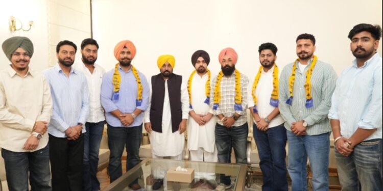 पंजाब की सियासत में बड़ा दांव: मशहूर पहलवान ‘रुस्तम-ए-हिंद’ जस्सा पट्टी AAP में शामिल, CM मान ने कराया जॉइन