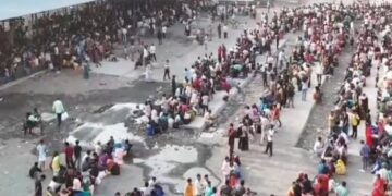 Surat Breaking News: LPG संकट से हाहाकार! घर लौटने के लिए सूरत स्टेशन पर उमड़ा प्रवासियों का सैलाब, बेकाबू भीड़ पर पुलिस का लाठीचार्ज