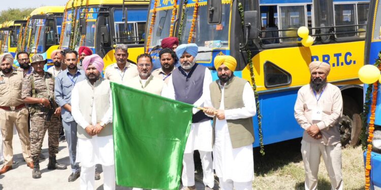 पंजाब के परिवहन क्षेत्र के विकास को और तेज किया, मुख्यमंत्री भगवंत सिंह मान ने पी.आर.टी.सी. फ्लीट में 250 नई बसों को दिखाई हरी झंडी