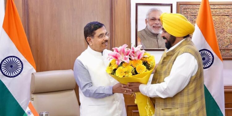 किसानों के लिए बड़ी राहत; पंजाब में भारतीय खाद्य निगम के गोदामों में पड़े 155 लाख मीट्रिक टन चावल और गेहूं के स्टॉक की लिफ्टिंग के लिए विशेष रेल गाड़ियां चलाई जाएंगी: मुख्यमंत्री भगवंत सिंह मान