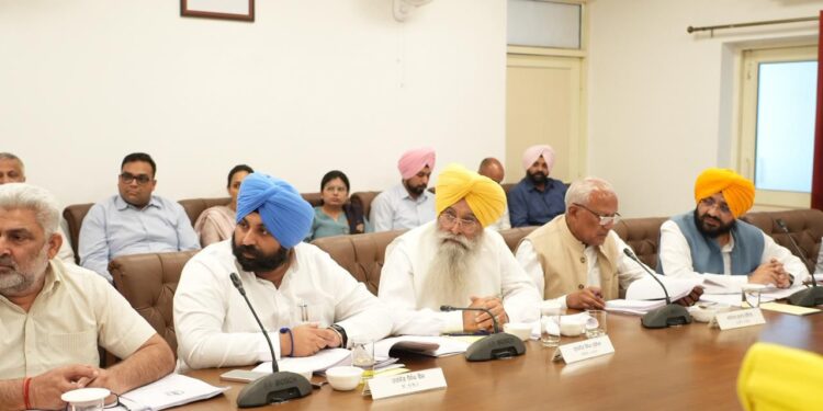 मुख्यमंत्री भगवंत सिंह मान की अगुवाई में मंत्रिमंडल ने श्री गुरु ग्रंथ साहिब की बेअदबी रोकने और सज़ाओं को और सख्त बनाने के लिए कानून में संशोधन को मंजूरी दी