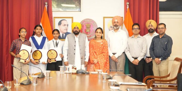 पंजाब की बेटियों ने ‘शिक्षा क्रांति’ में अग्रणी भूमिका निभाई, पंजाब स्कूल शिक्षा बोर्ड की आठवीं कक्षा के नतीजों में पहले 20 में से 19 स्थान हासिल किए: मुख्यमंत्री भगवंत सिंह मान