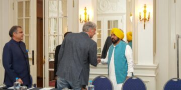 मुख्य मंत्री ने हॉलैंड के महान हॉकी खिलाड़ी फ्लोरिस जान बोवेलैंडर से की मुलाकात, पंजाब के खिलाड़ियों को प्रशिक्षण देने का दिया आमंत्रण