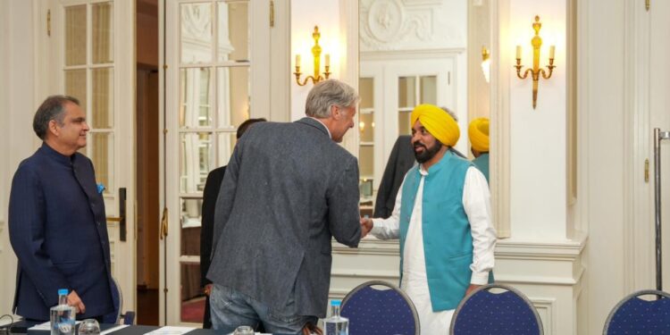 मुख्य मंत्री ने हॉलैंड के महान हॉकी खिलाड़ी फ्लोरिस जान बोवेलैंडर से की मुलाकात, पंजाब के खिलाड़ियों को प्रशिक्षण देने का दिया आमंत्रण