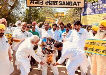 आप नेताओं और कार्यकर्ताओं द्वारा “पंजाब के गद्दारों” के खिलाफ राज्यव्यापी प्रदर्शन, दलबदलू संसद सदस्यों की सदस्यता रद्द करने की मांग