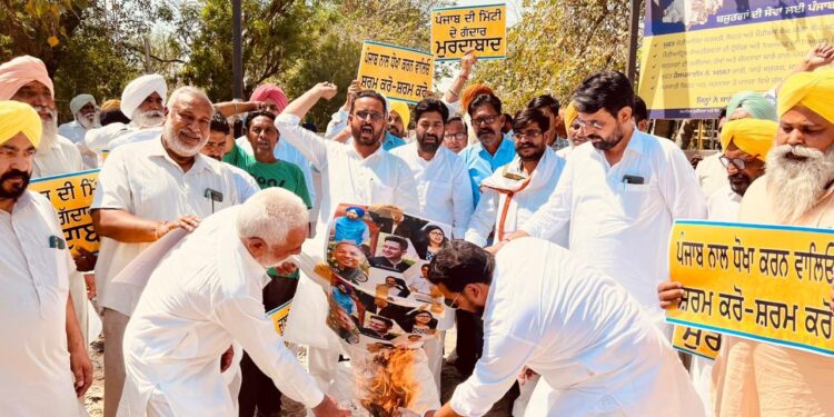 आप नेताओं और कार्यकर्ताओं द्वारा “पंजाब के गद्दारों” के खिलाफ राज्यव्यापी प्रदर्शन, दलबदलू संसद सदस्यों की सदस्यता रद्द करने की मांग