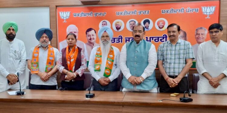 पंजाब में भाजपा का बढ़ता दायरा: वरिष्ठ अकाली नेता सराओ अकाली दल (पुनर सुरजीत) छोड़ भगवा दल में हुए शामिल, पूर्व डीडीपीओ गुरविंदर सिंह भुटाल ने भी थामा भाजपा का दामन