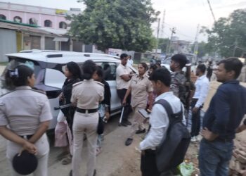 बिहार के गोपालगंज में बड़ी कार्रवाई: आर्केस्ट्रा से 40 नाबालिग लड़कियां मुक्त, 22 गिरफ्तार