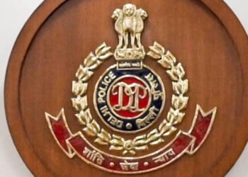 दिल्ली में नकली मोबाइल पार्ट्स बनाने वाली फैक्ट्री का भंडाफोड़: नामी कंपनियों के स्टीकर लगाकर बेचते थे सामान, दो आरोपी गिरफ्तार