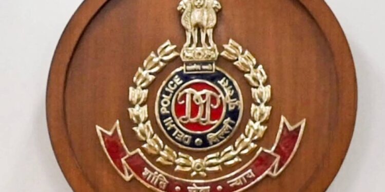 दिल्ली में नकली मोबाइल पार्ट्स बनाने वाली फैक्ट्री का भंडाफोड़: नामी कंपनियों के स्टीकर लगाकर बेचते थे सामान, दो आरोपी गिरफ्तार