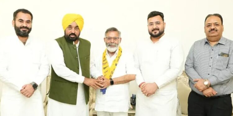 भाजपा को बड़ा झटका: वरिष्ठ नेता अनिल कुमार सेठी ‘आम आदमी पार्टी’ में शामिल, CM मान ने किया स्वागत