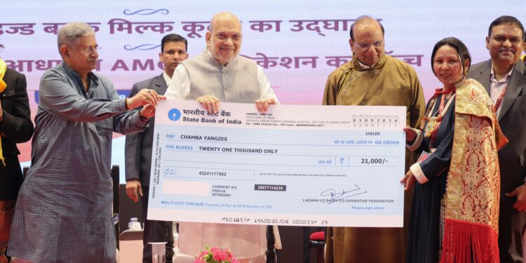 केन्द्रीय गृह एवं सहकारिता मंत्री श्री अमित शाह ने लद्दाख में विभिन्न डेयरी अवसंरचना एवं सहकारी पहलों का शिलान्यास और उद्घाटन किया