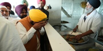 मुख्यमंत्री भगवंत सिंह मान ने श्री हरिमंदिर साहिब में माथा टेका, बेअदबी विरोधी ऐतिहासिक कानून बनाने की समझ और शक्ति देने के लिए परमात्मा का शुक्राना किया