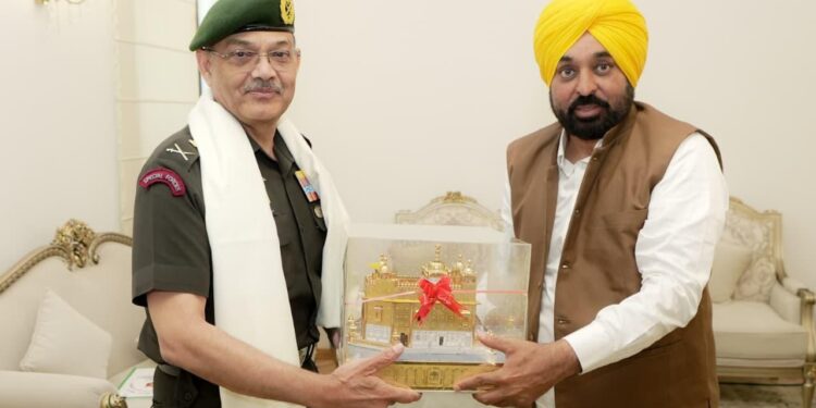 मुख्यमंत्री भगवंत सिंह मान ने पश्चिमी कमान के आर्मी कमांडर के साथ सीमावर्ती सुरक्षा, राहत कार्यों और ऑपरेशनल तैयारियों के बारे में विचार-विमर्श किया