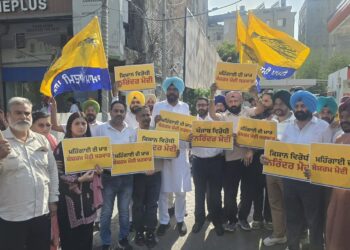 पेट्रोल-डीज़ल की बढ़ी कीमतों के विरुद्ध ‘आप’ का हल्ला बोल, लुधियाना, अमृतसर और जालंधर में आप नेताओं ने किया ज़ोरदार विरोध प्रदर्शन, मोदी सरकार की नीतियों के खिलाफ़ की नारेबाजी