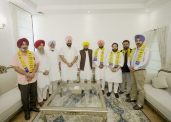 कांग्रेस को बड़ा नुकसान: तलबीर गिल के नेतृत्व में मजीठा के दिग्गज नेताओं ने थामा AAP का दामन, CM भगवंत मान ने किया स्वागत