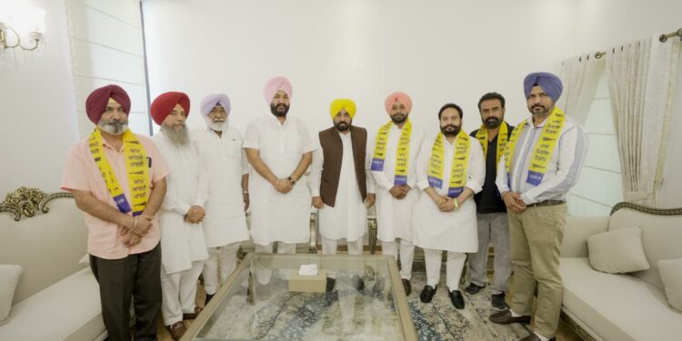 कांग्रेस को बड़ा नुकसान: तलबीर गिल के नेतृत्व में मजीठा के दिग्गज नेताओं ने थामा AAP का दामन, CM भगवंत मान ने किया स्वागत