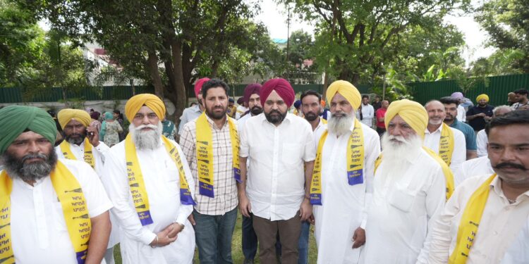 बेअदबी विरोधी सख्त कानून से प्रभावित होकर अकाली दल और कांग्रेस के सैकड़ों नेता व कार्यकर्ता ‘आप’ में शामिल