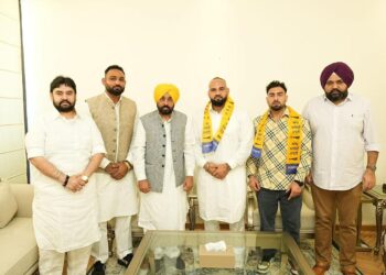 विश्व प्रसिद्ध कबड्डी खिलाड़ी संदीप लुधड़ अपने साथियों के साथ आप में शामिल