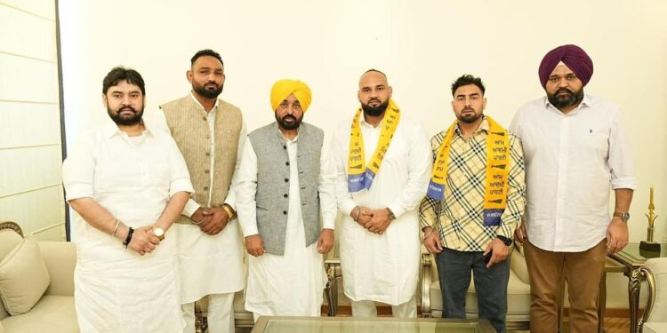 विश्व प्रसिद्ध कबड्डी खिलाड़ी संदीप लुधड़ अपने साथियों के साथ आप में शामिल