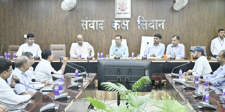 बिहार में औद्योगिक विकास तेज: उद्योग सचिव कुंदन कुमार ने सिवान-गोपालगंज में किया इकाइयों का निरीक्षण, उद्यमियों से किया सीधा संवाद