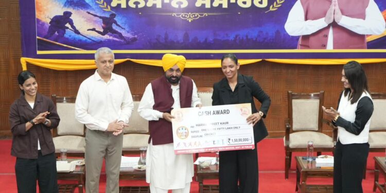 पंजाब के खिलाड़ियों ने दुनिया भर में तिरंगे का मान बढ़ाया, मुख्यमंत्री भगवंत सिंह मान द्वारा पुरस्कार और इनामी राशि से खिलाड़ियों का सम्मान