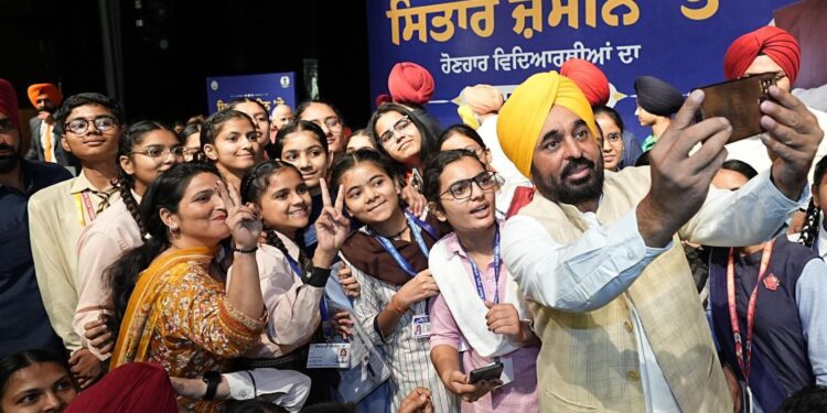 हम पंजाब को देश का अग्रणी शिक्षा केंद्र बनाएंगे, हमारे बच्चों को कनाडा या ऑस्ट्रेलिया की ओर देखने की जरूरत नहीं रहेगी: मुख्यमंत्री भगवंत सिंह मान
