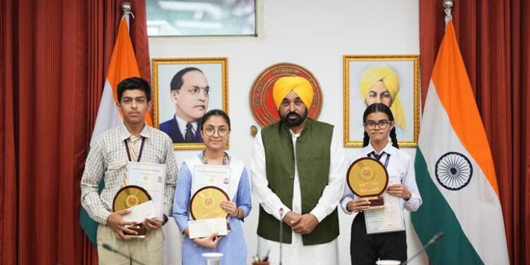 भगवंत मान सरकार की शिक्षा क्रांति का असर, 10वीं बोर्ड परीक्षा में पहले तीन में दो स्थानों पर छात्राओं ने मारी बाजी