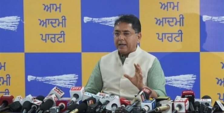 केंद्रीय मंत्री रवनीत बिट्टू के बयानों पर अमन अरोड़ा का तीखा पलटवार: कहा- बिट्टू घटिया राजनीति और निजी कीचड़ उछालने के बजाय हमारे सिद्धांतों वाले सवालों का जवाब दें