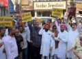 ‘आप’ के ‘ट्रेड विंग’ ने गैस सिलेंडर की कीमतों में बढ़ोतरी के खिलाफ घंटा घर पर विरोध प्रदर्शन किया, मोदी सरकार पर हमला बोलते हुए साधे तीखे निशाने