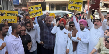 ‘आप’ के ‘ट्रेड विंग’ ने गैस सिलेंडर की कीमतों में बढ़ोतरी के खिलाफ घंटा घर पर विरोध प्रदर्शन किया, मोदी सरकार पर हमला बोलते हुए साधे तीखे निशाने