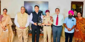 अमन अरोड़ा द्वारा एयर फोर्स अकादमी और एनडीए मेरिट सूची में शानदार उपलब्धियां हासिल करने वाली माई भागो प्रिपरेटरी इंस्टीट्यूट की महिला कैडेटों का सम्मान