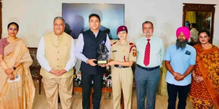 अमन अरोड़ा द्वारा एयर फोर्स अकादमी और एनडीए मेरिट सूची में शानदार उपलब्धियां हासिल करने वाली माई भागो प्रिपरेटरी इंस्टीट्यूट की महिला कैडेटों का सम्मान