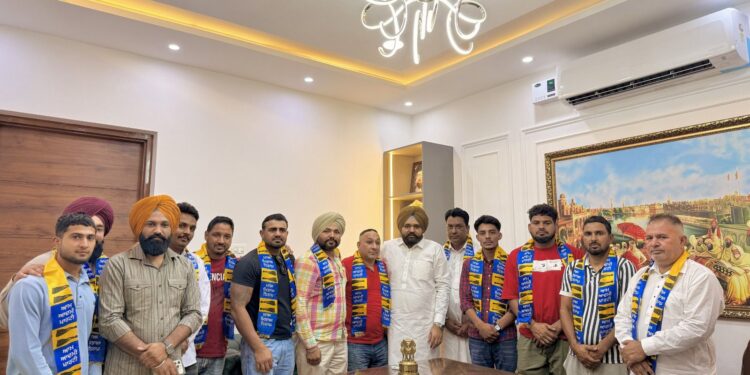 पंजाब: कबड्डी के ‘चीता’ किंदा बिहारीपुरिया आम आदमी पार्टी में शामिल, कई इंटरनेशनल खिलाड़ी और कमेंटेटर भी साथ आए