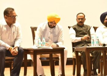 सेवानिवृत्त आईएएस अधिकारी संजय गुप्ता ने पंजाब राज्य विद्युत नियामक आयोग के चेयरमैन के रूप में पदभार संभाला, बिजली मंत्री स तरुनप्रीत सिंह सौंद ने दिलाई पद एवं गोपनीयता की शपथ